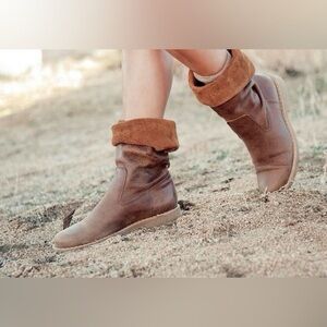ROOTS brown leather fold over classic boots size 5